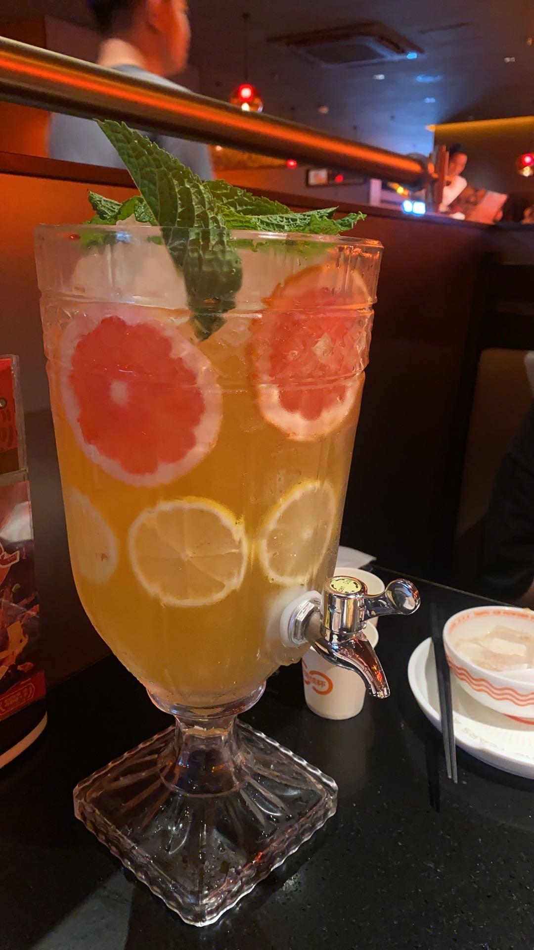 很多人总觉得低谷是绝境，其实低谷从来不是命运的惩罚，而是生活给你的缓冲期。顺境里