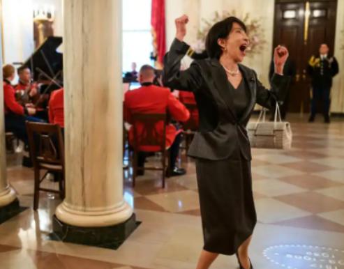 日本议员在会议上直接问高市早苗：战火要是烧到本土，日本怎么办？就这么一句话，把她