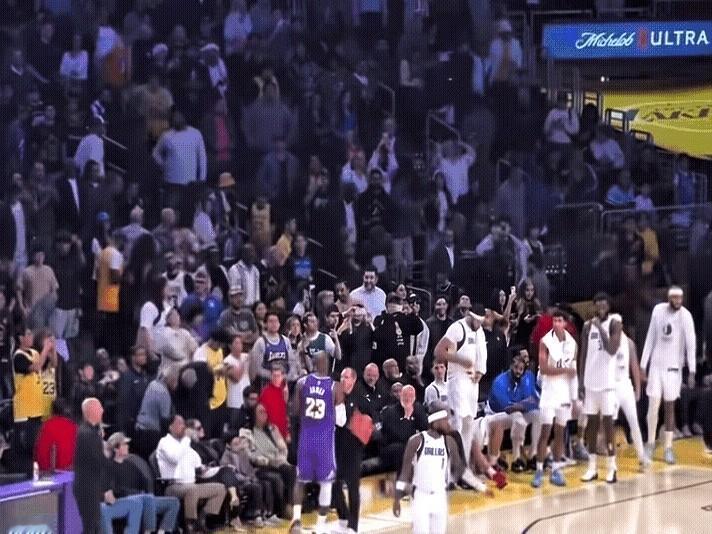 詹黑今天又闹乌龙了，笑不活了家人们！

有詹黑博主瞎扯詹姆斯在浓眉身边晃半天，浓