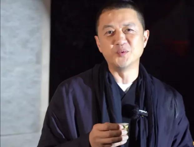 李亚鹏在路边吃茶叶蛋和炒面，并不代表他落魄。尽管这顿饭只花了10多块钱，但不要以