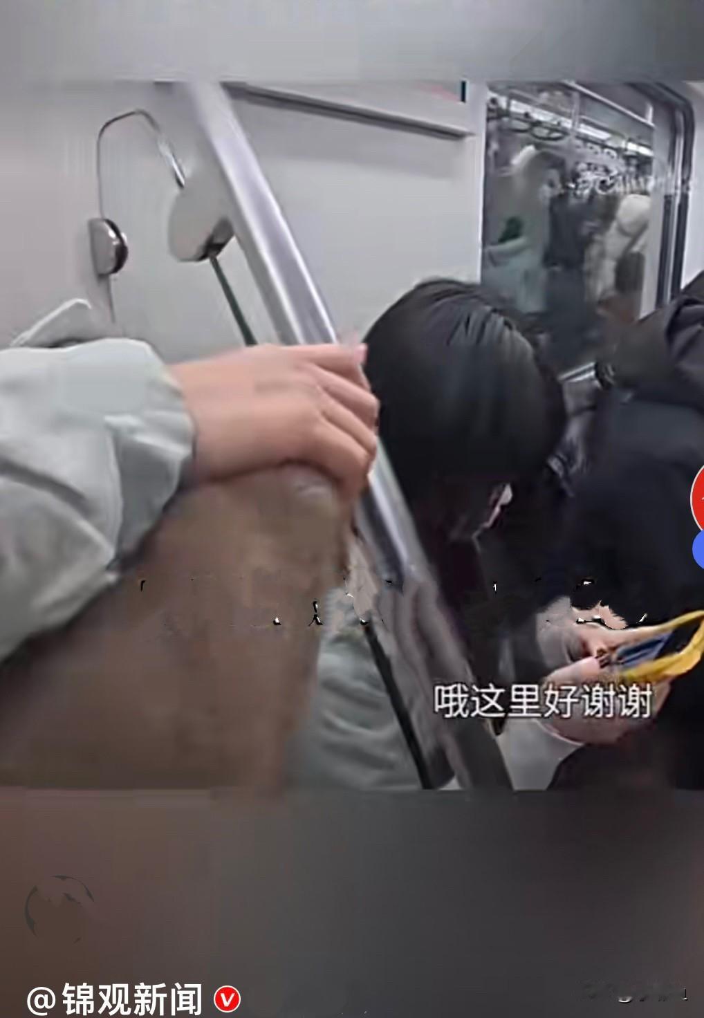 近日，一盲人姑娘在成都坐地铁，一路感受了很多善良的人伸出援助之手，从她从出发那刻