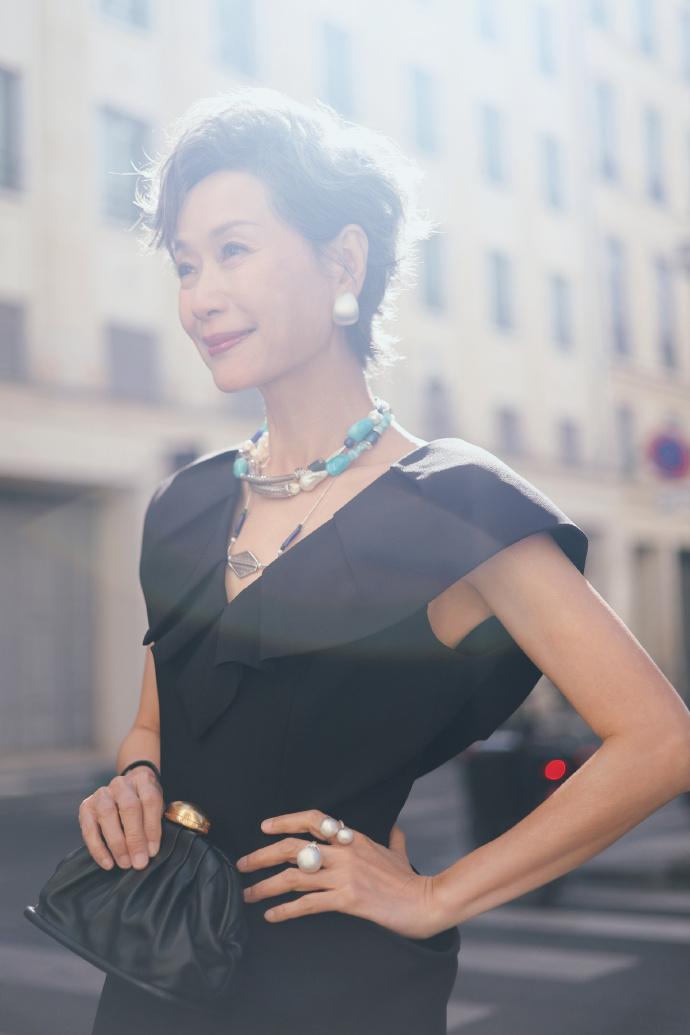 什么样的女人算自然美
叶童真的是自然的老去，老去以后依然优雅，美丽，令人着迷！