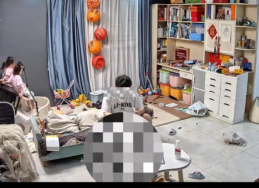 现实版丧偶式育儿：俩娃被桌压住痛哭，亲爹近在咫尺只顾打游戏。
隔着屏幕都看得人血