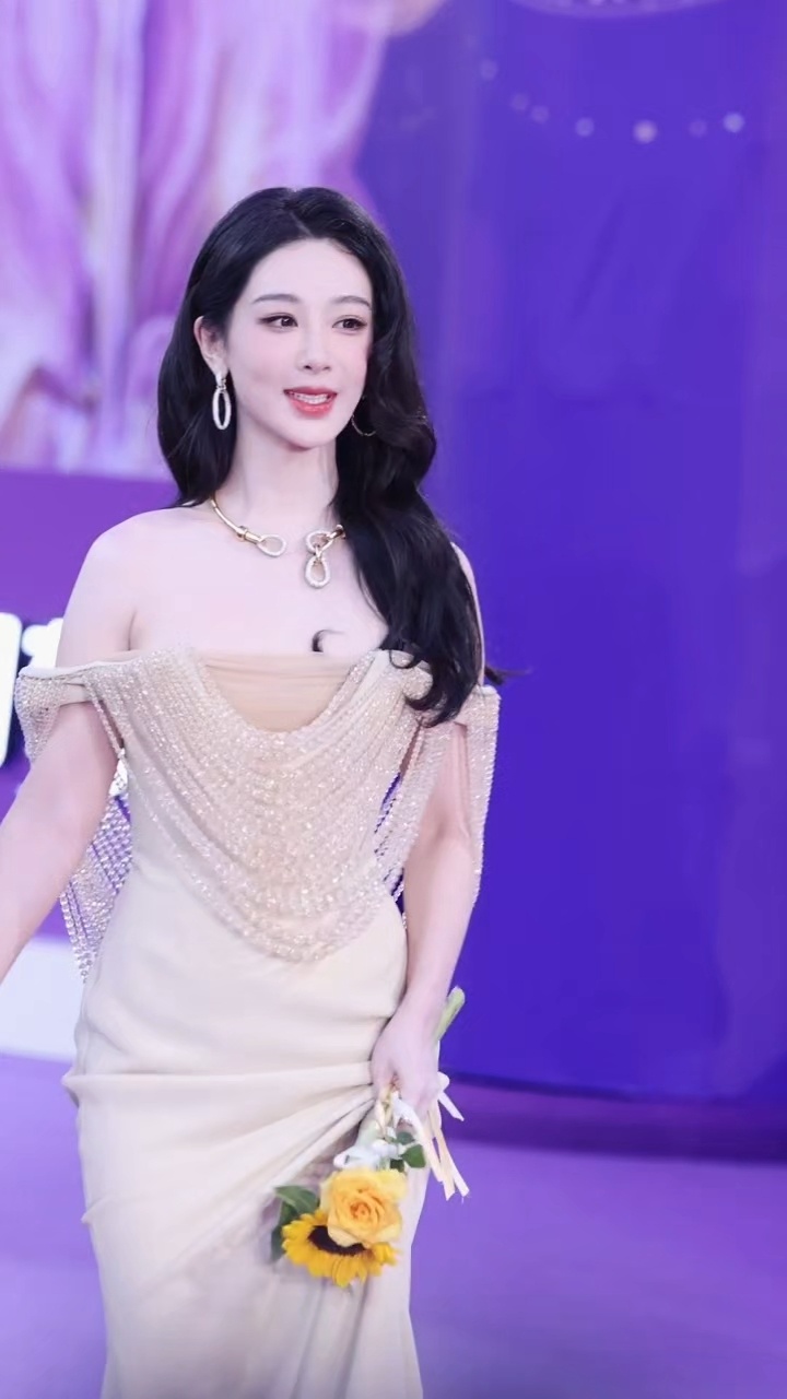 今天是优雅端庄的吱吱公主🥳杨紫百花奖红毯生图状态，端庄大气，怼脸也超级美，气血