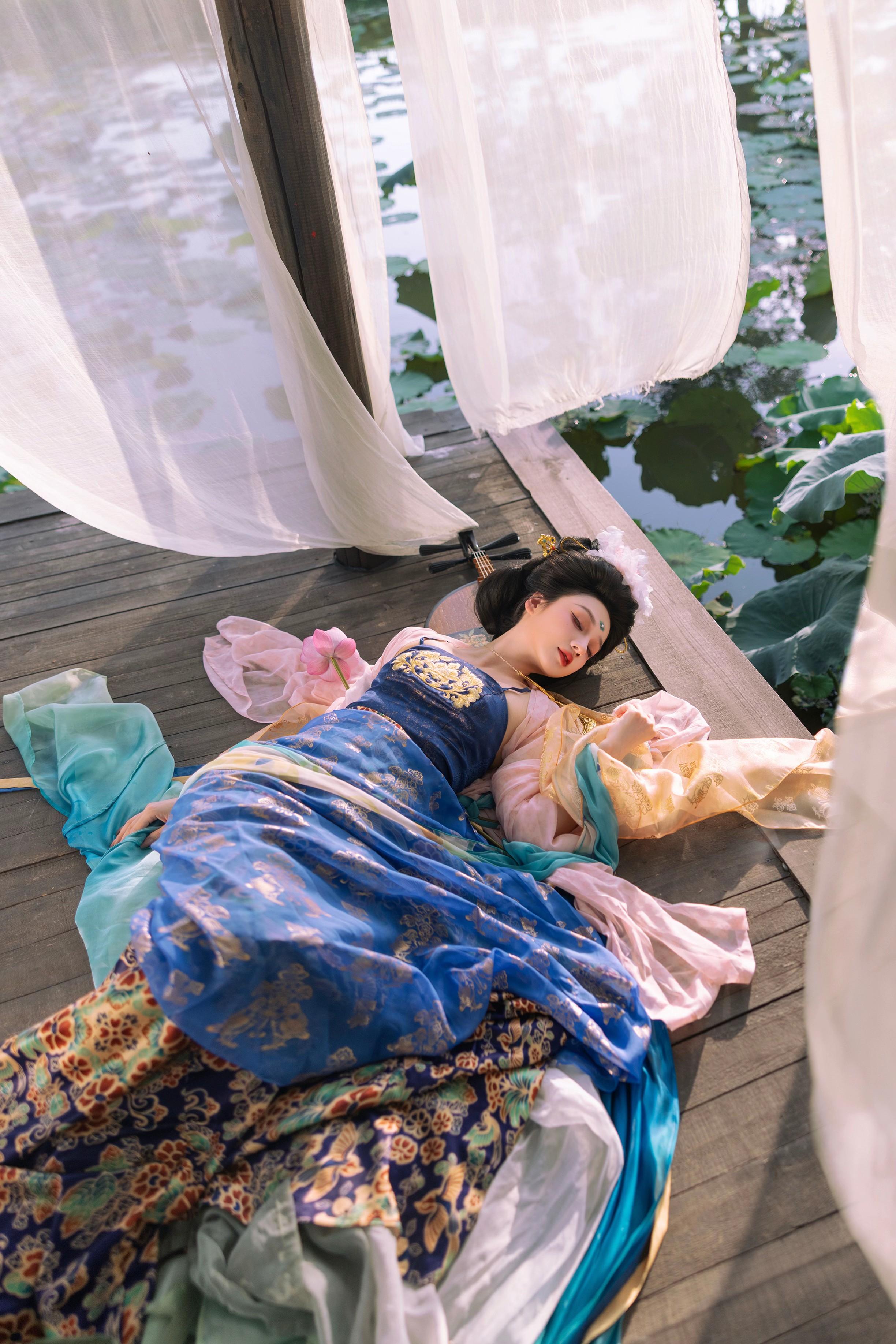 ‘ 枕新凉宜客梦、飞入藕花深处 ’ 。