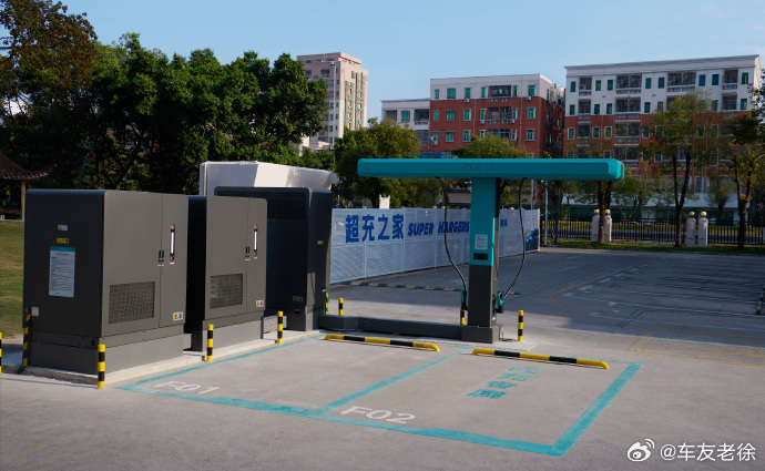 核闪充技术树立行业新标杆，比亚迪闪充技术太硬核！常温5分钟充至70%、9分钟满电