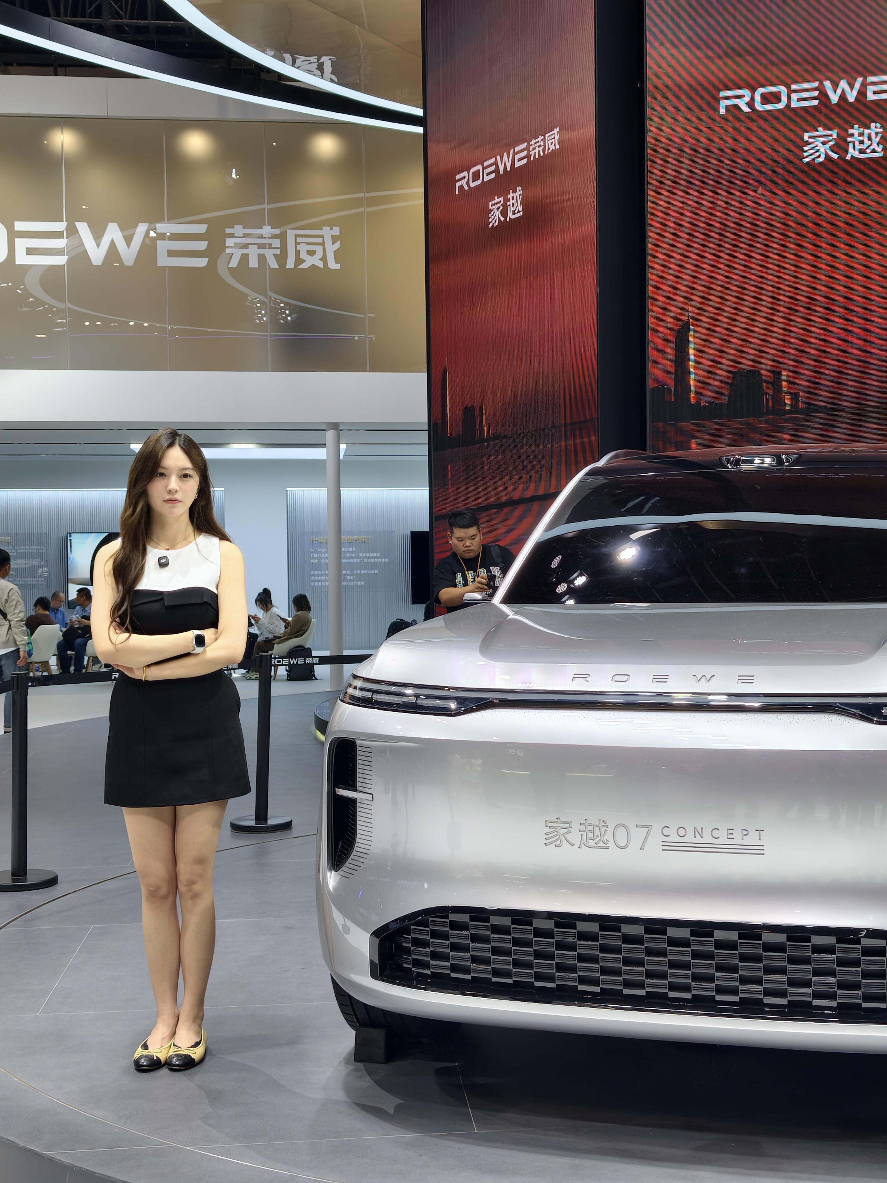 女孩子是最懂体验和感受的。北京车展逛累了，车里坐一坐。活力恢复了，去和车合个影。