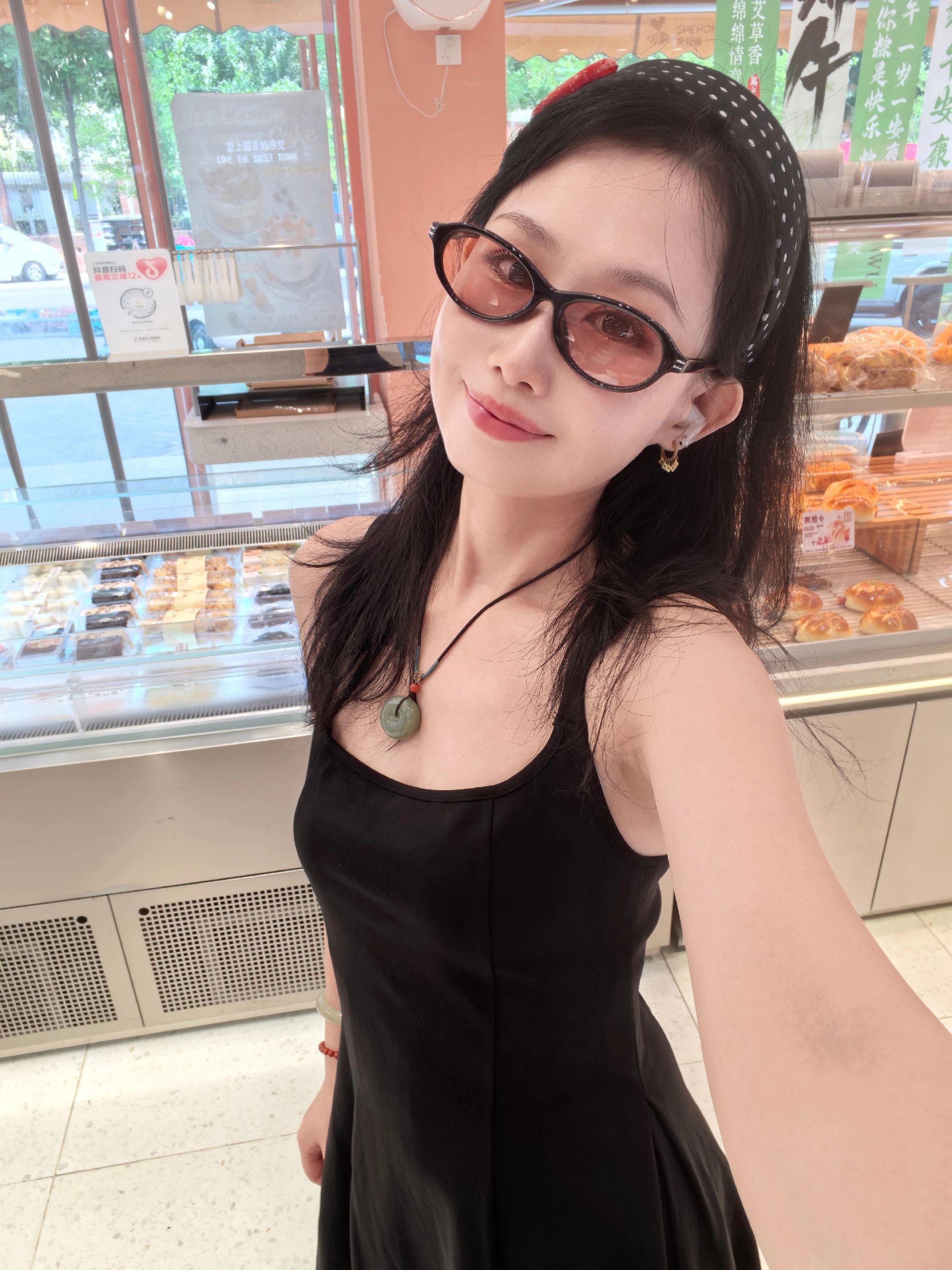 蜜妮。42岁，到了这个岁数。凡事一切要想开。怎么开心怎么来。美美的衣服穿起来。