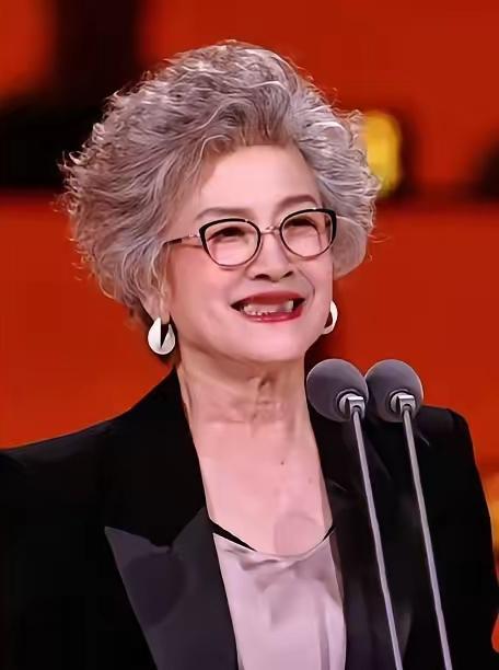 宋春丽老师年轻，漂亮，
耐看，相如心生。