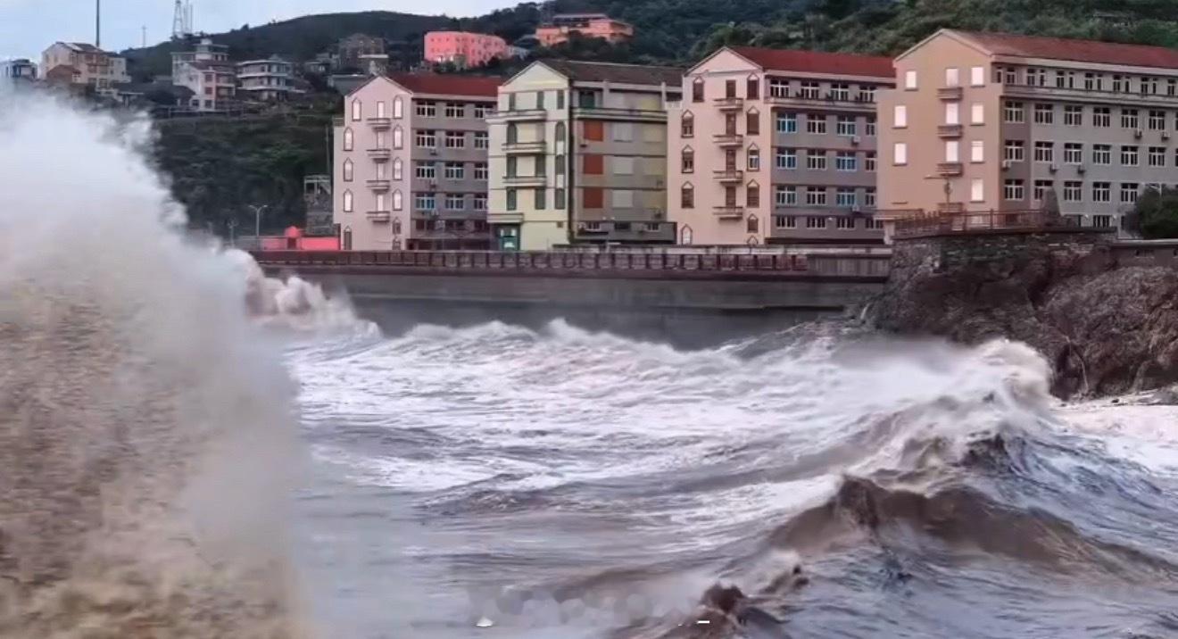浙江象山掀起8米高巨浪受强台风“白海豚”影响，浙江象山沿海掀起近8米高的惊涛骇浪
