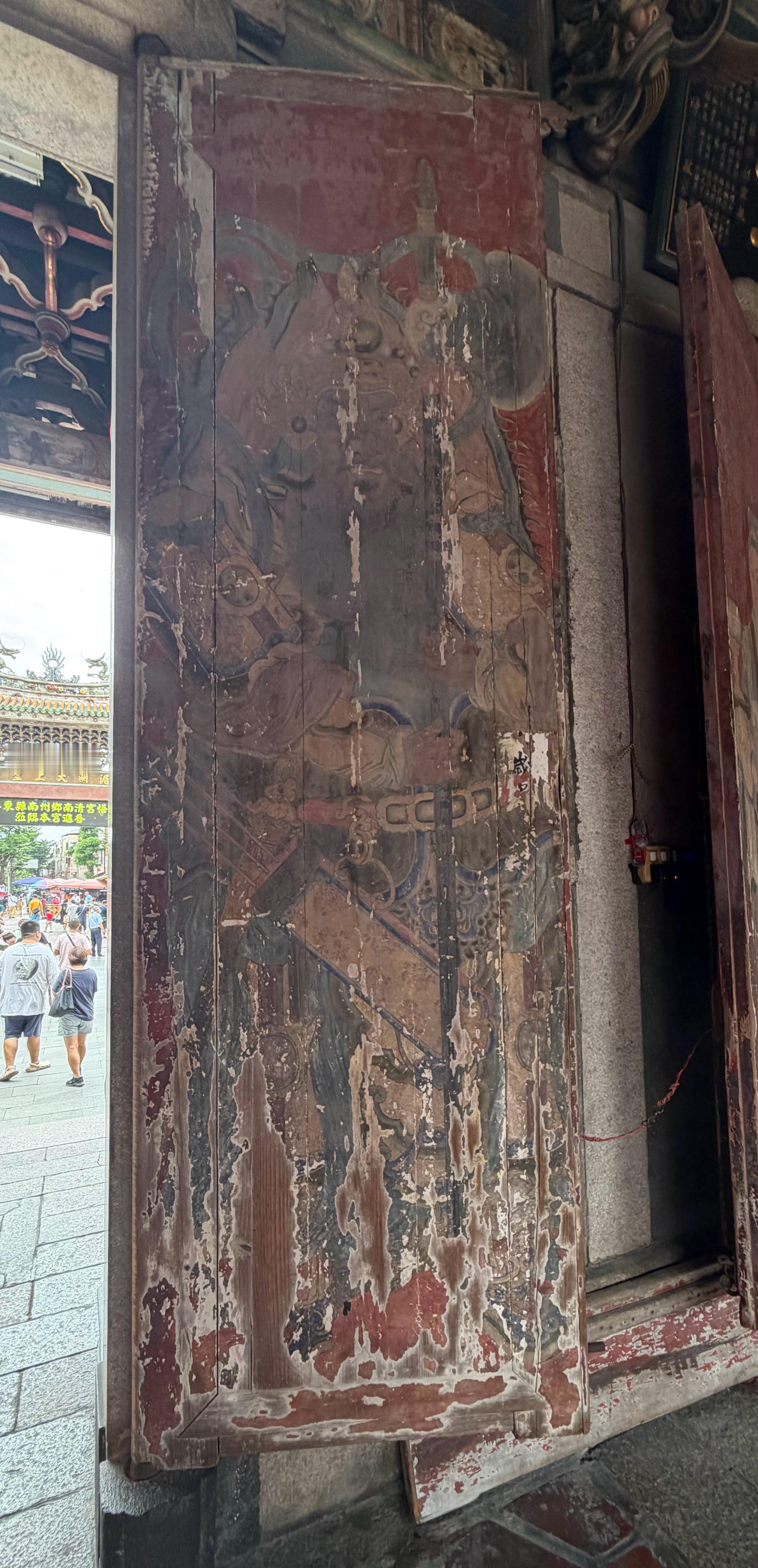 斑駁的門神彩繪，訴說著歲月留下的痕跡；抬頭仰望藻井，層層交錯的木構工藝令人讚嘆；