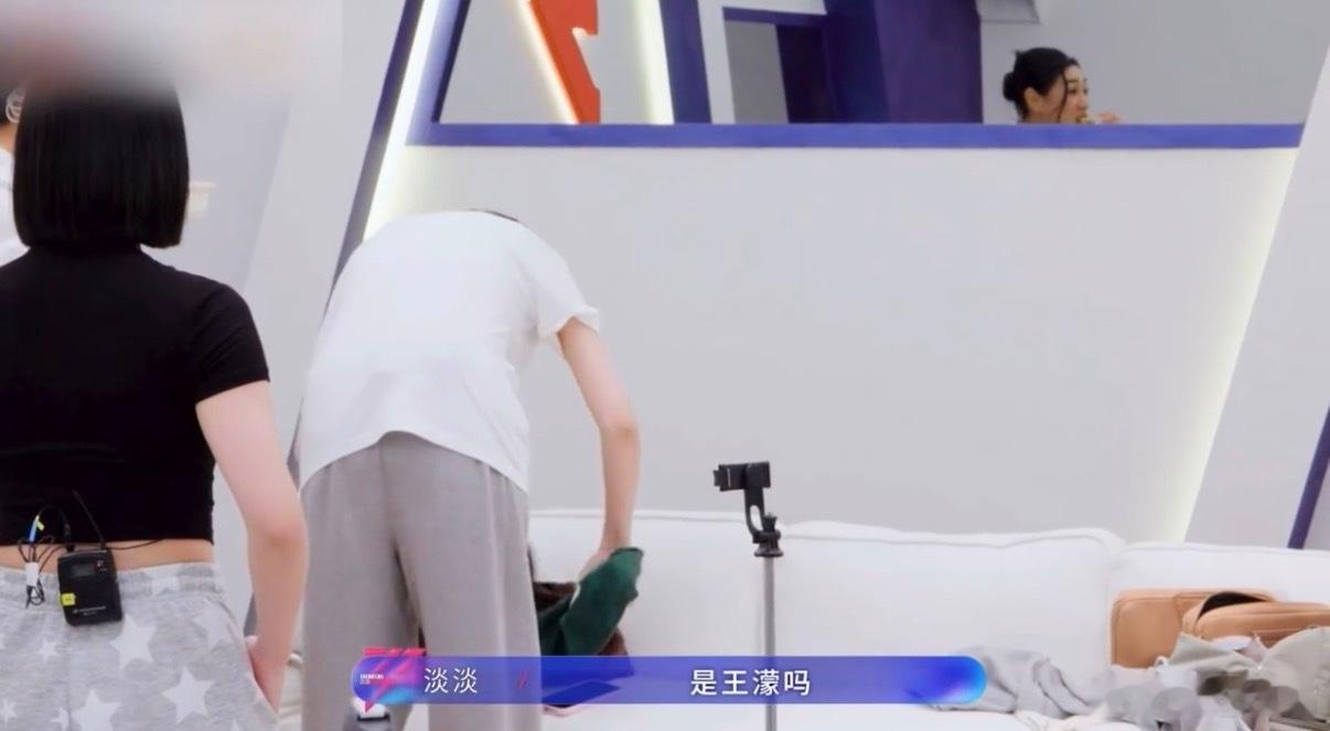 曾沛慈拿错王濛的包包 谁懂这种快乐！曾沛慈拿错王濛的包，俩包一模一样，年纪也一样