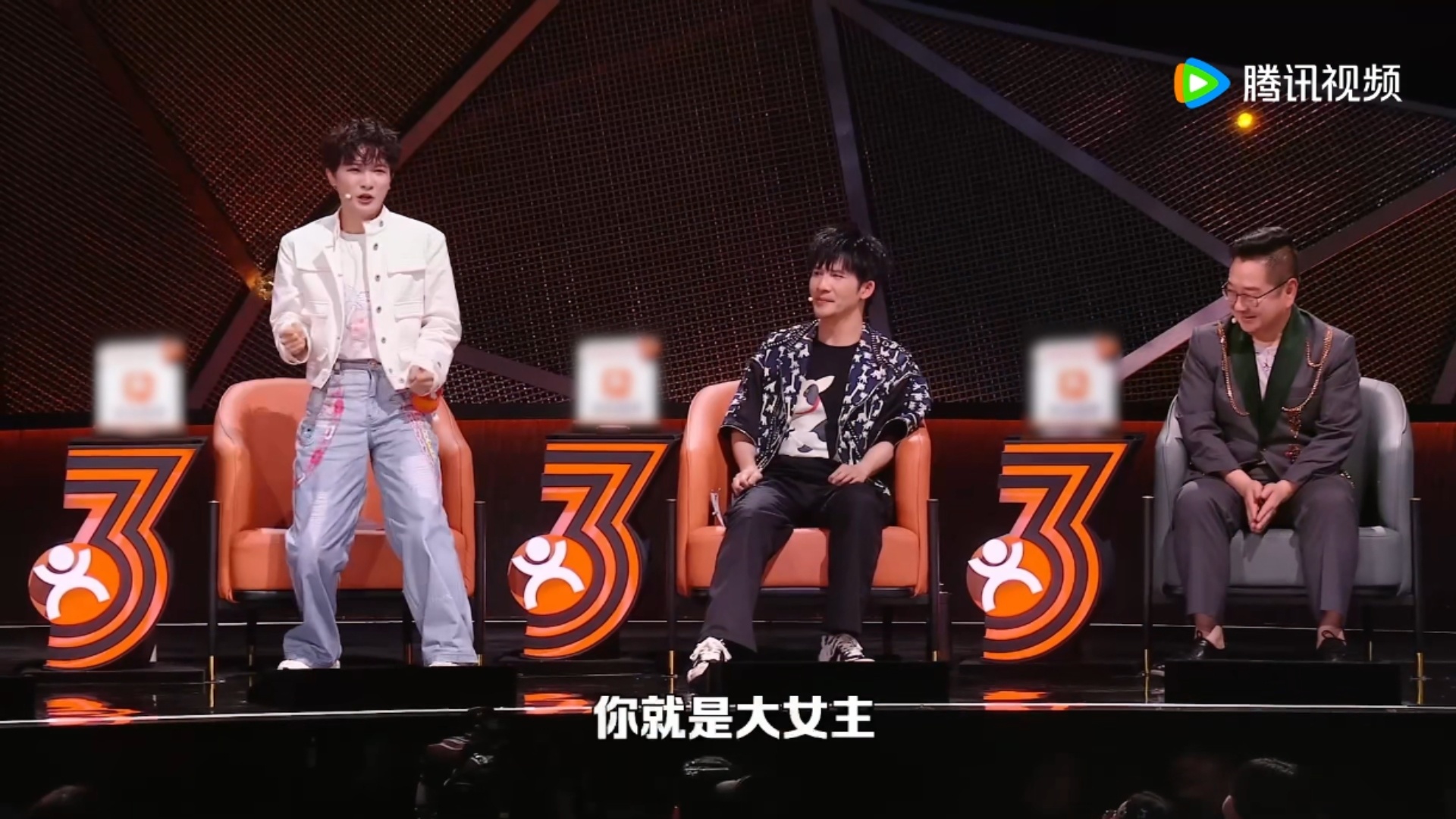 周深干拔高音说来就来没有提前彩排没有编曲铺垫，临场脱口而出的高音清亮通透，一句“