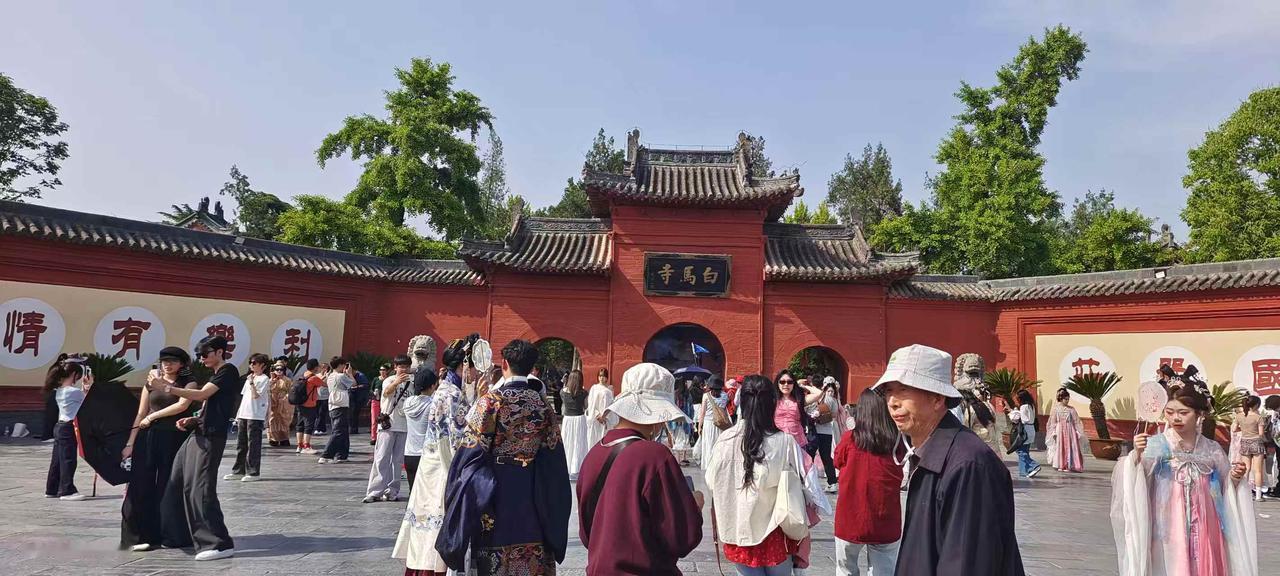 河南大环线游之七：

开封景区白马寺步行10几分钟引出的思考

记者王志俭（穿石
