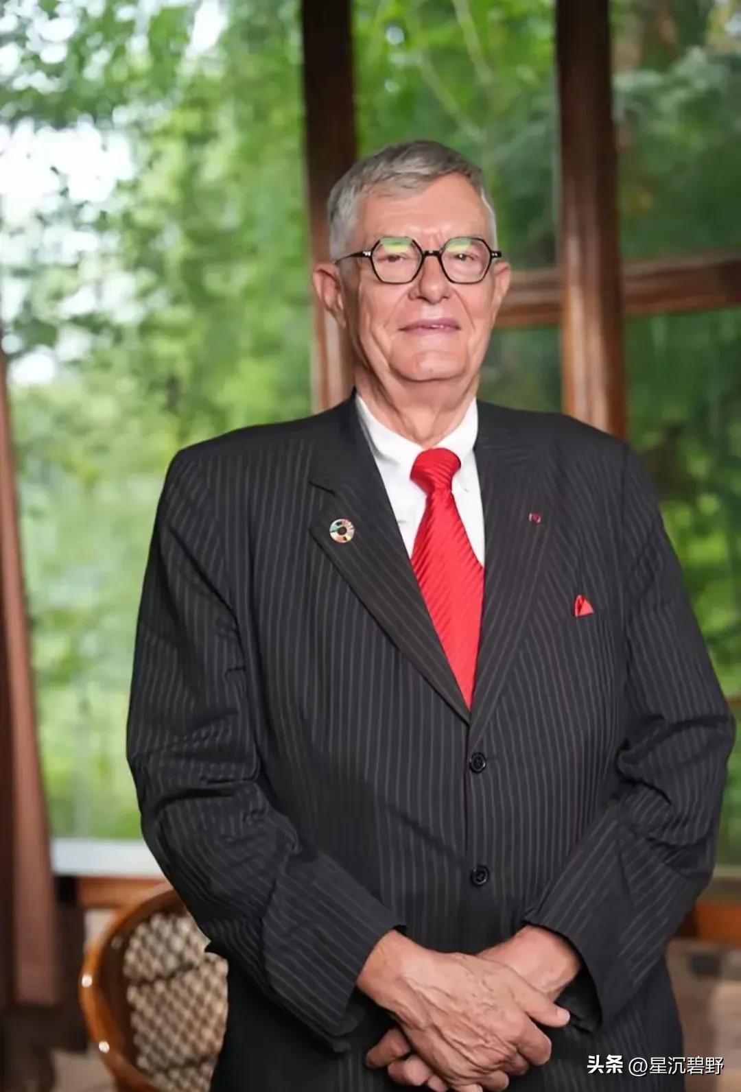 比利时前驻华大使奈斯，做出了令人意外的人生选择。卸任外交职务后，他既没有返回欧洲