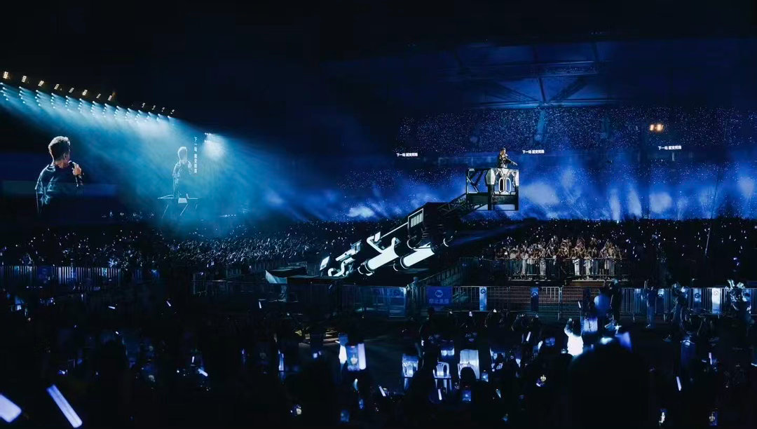 谢霆锋月老上号了 别人演唱会：安可、合唱、泪目。谢霆锋演唱会：有没有带男朋友女朋