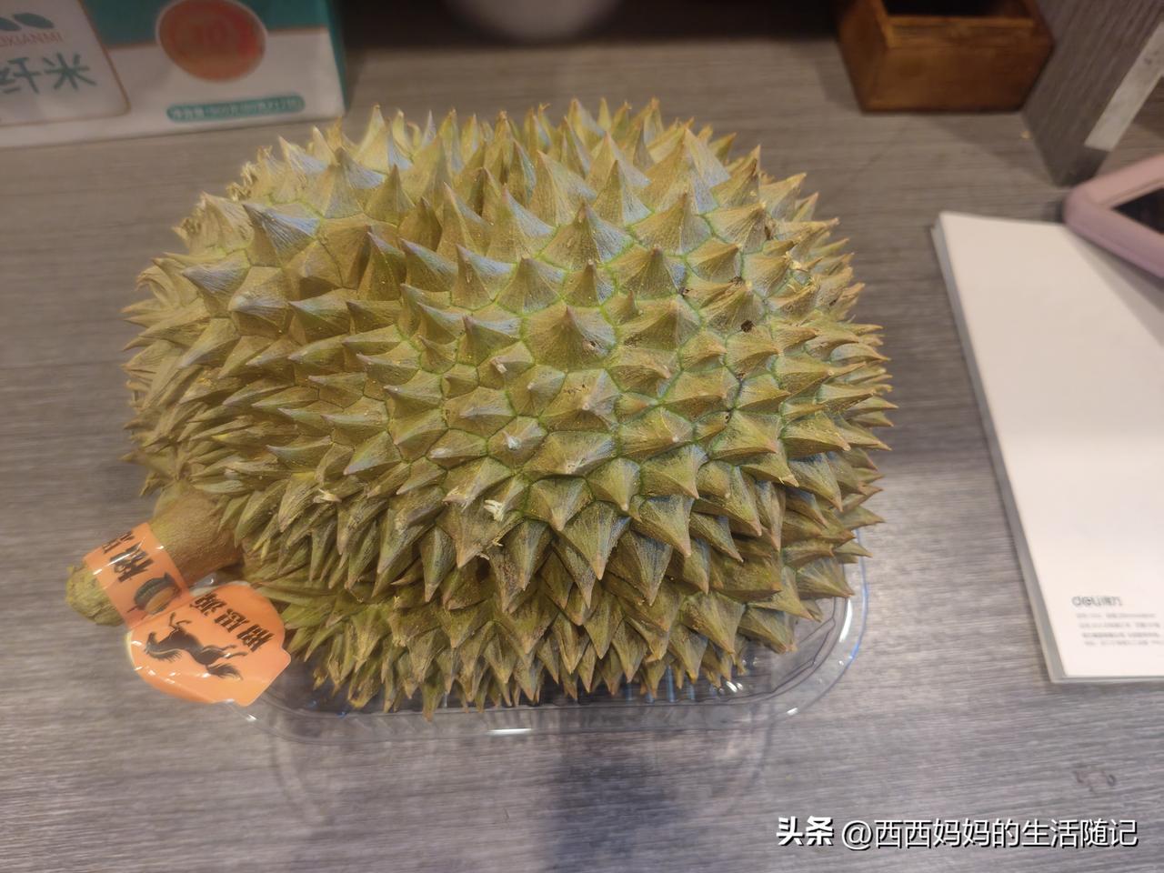 今年买的第二个榴莲，老板说是泰国金枕榴莲，30元/斤，买了一个3.6斤，108元