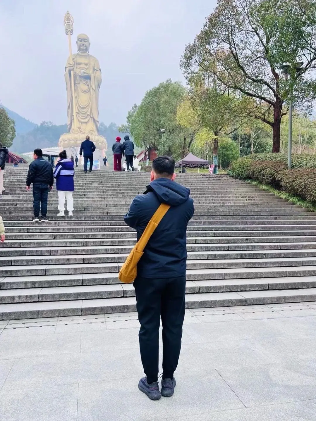  焚香叩首，青烟缭绕间，将心事说与佛祖听。所求不多，惟愿岁岁平安，所...