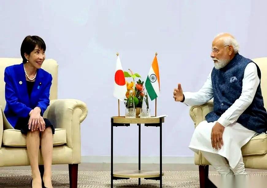印度总理莫迪，会见日本要员高市早苗。
正式场合，西装革履，一排排闪光灯对着两位主