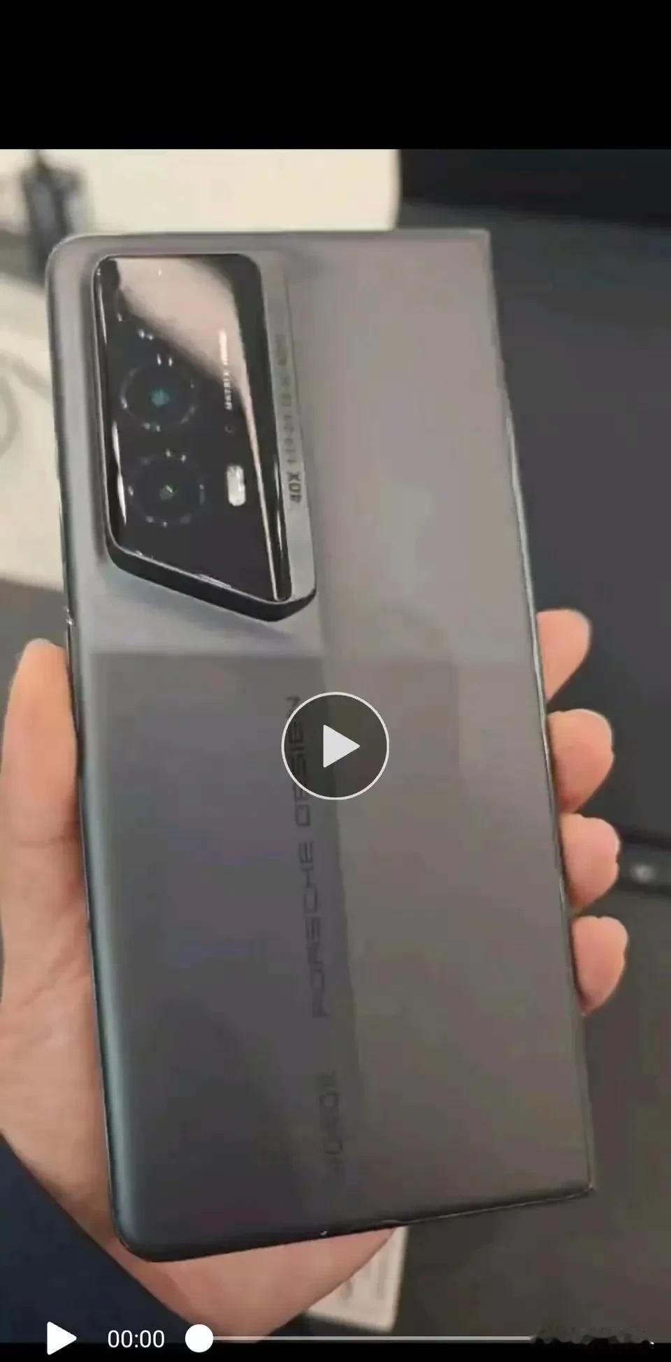荣耀Magic V2 RSR(保时捷设计)，斜边剑型设计，绒黑+亮黑的配色。据说
