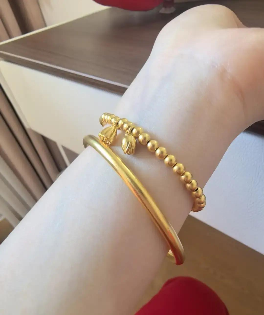 河南一男子赌到年底兜里见底，瞄着发小媳妇脖子上的金链子直接上手，两分钟扯光耳环项