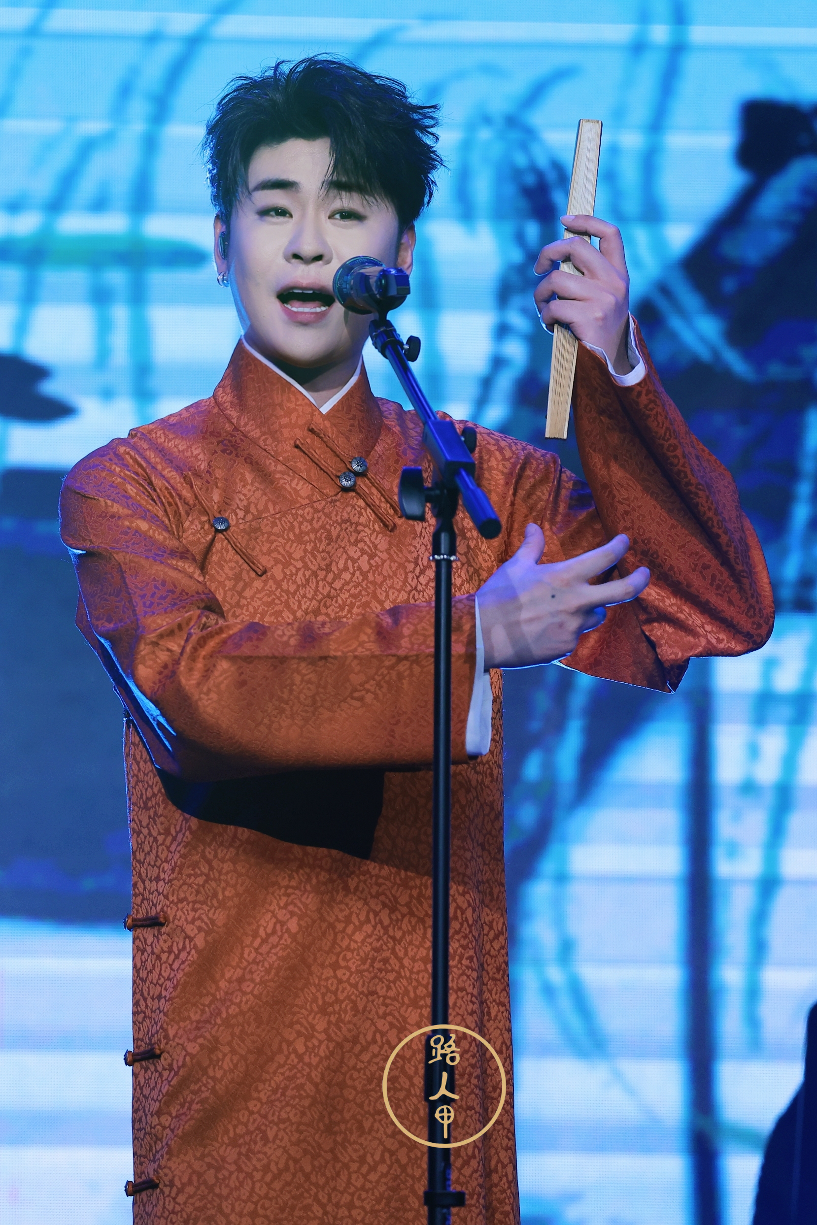 张云雷靠近你演唱会张云雷新歌遥遥         爱意初起时，最先被照亮的，其实