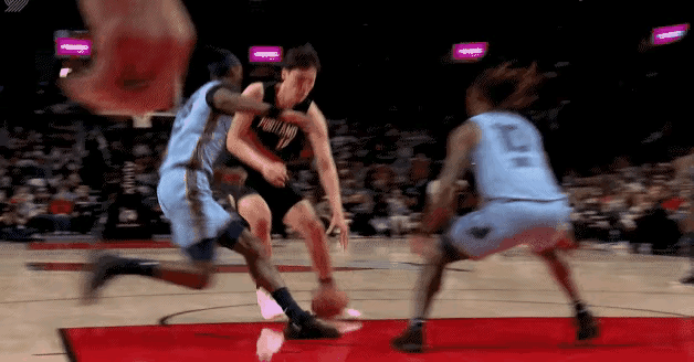 杨瀚森 不是，这球吹杨瀚森进攻犯规？没看懂 