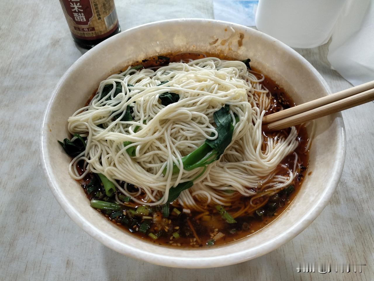 重庆小面在过去只是重庆人普通的餐食，早餐有人在外边选择小面，午餐、晚餐也有人选择