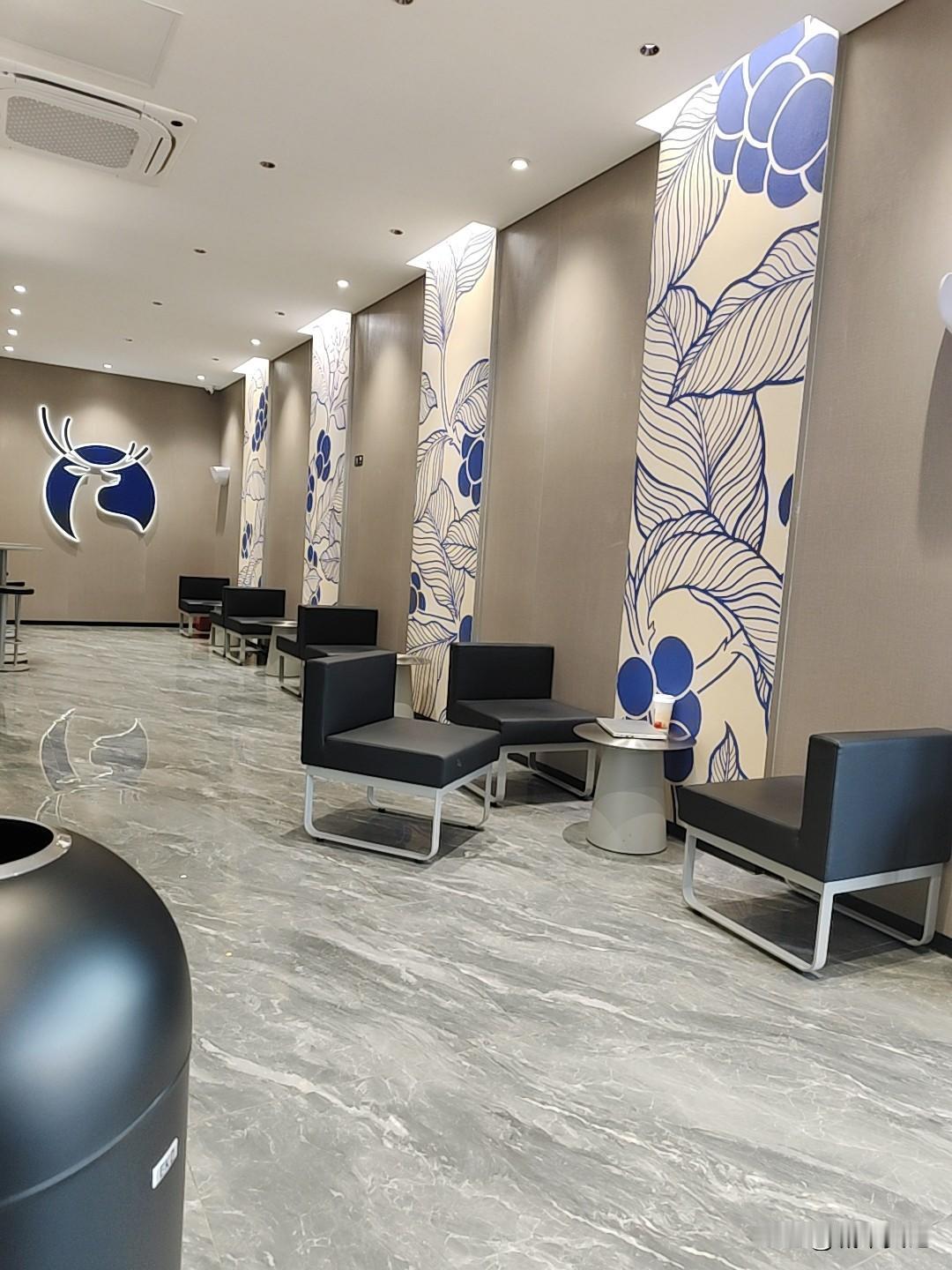 消费降级了，以前星巴克，现在喝瑞幸。消费下降