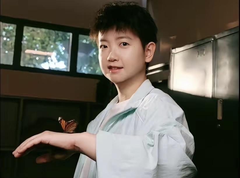 孙颖莎最新照片，美丽的蝴蝶落在她手上，摄影师加鸡腿，拍的真好。

图片莎莎又有了