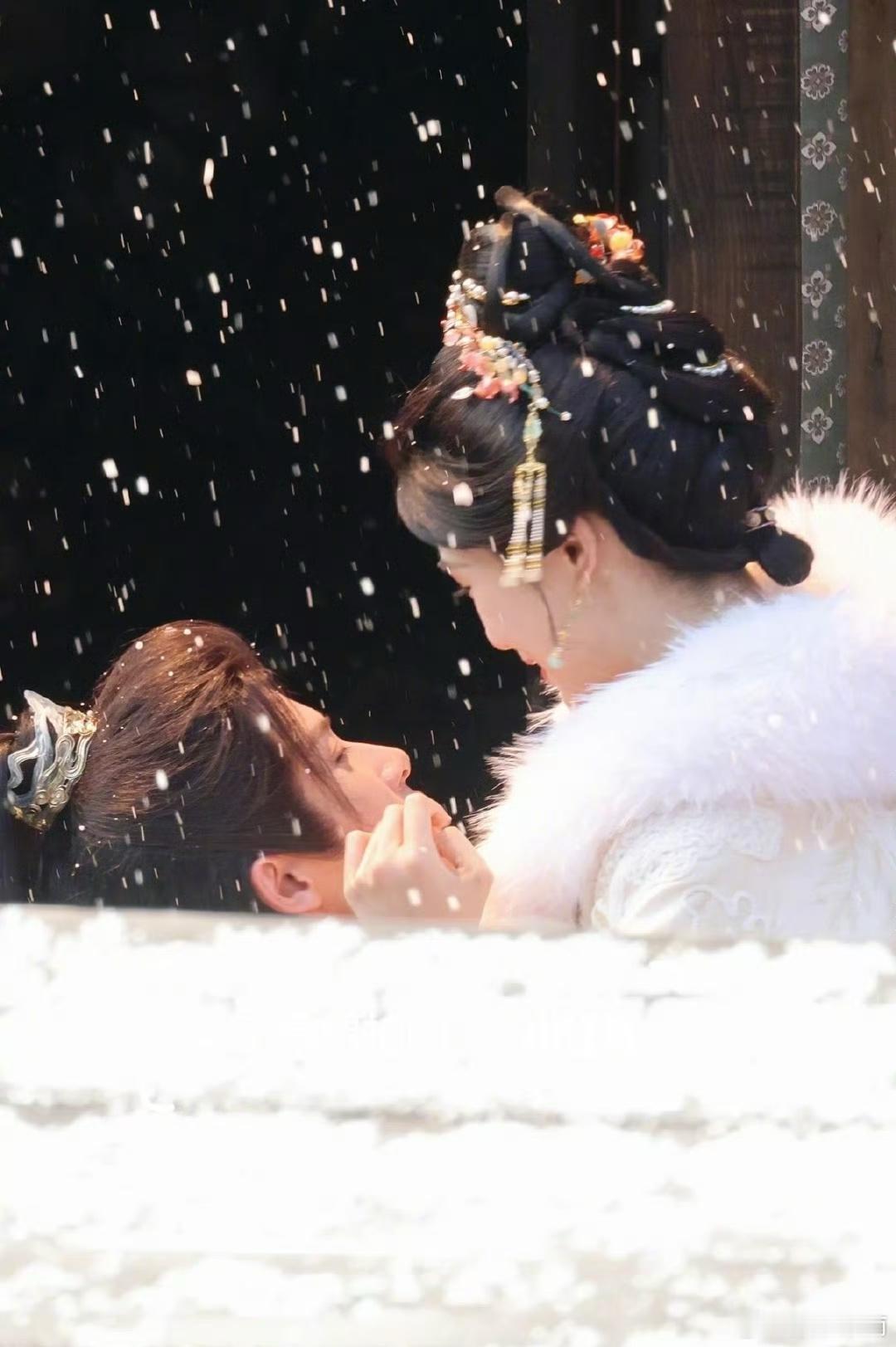 檀健次卢昱晓何不同舟渡雪中抱，谢却山南衣，看到你们幸福我会比你先掉眼泪