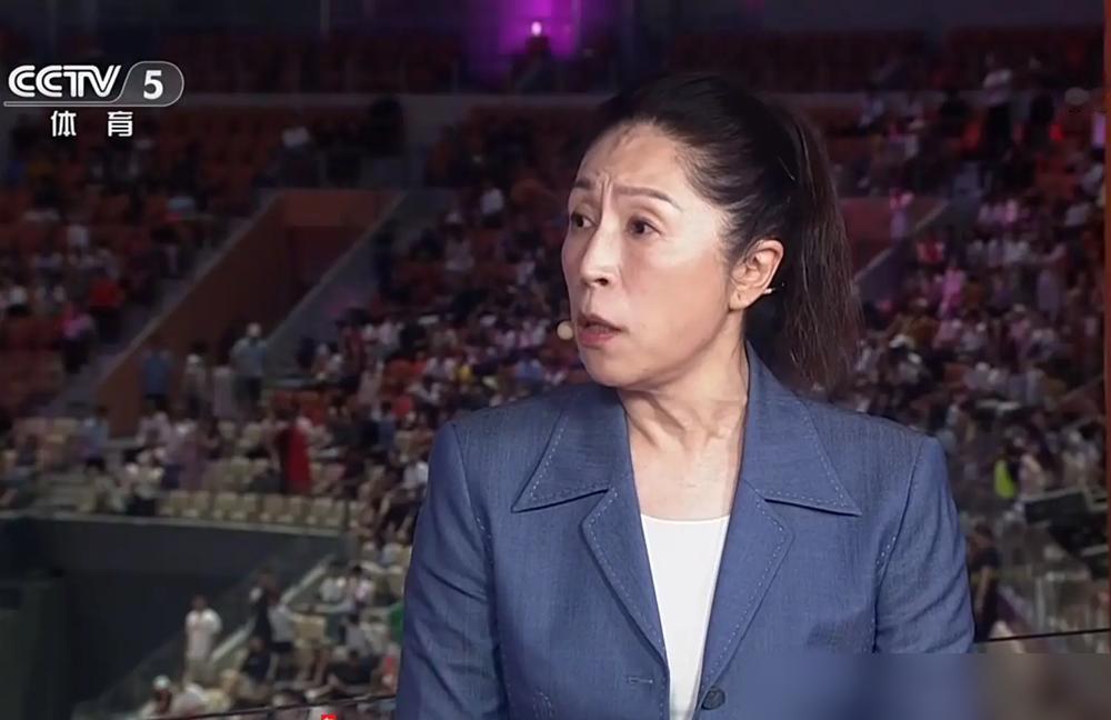 前主帅郑薇拥抱痛哭的老队员，却唯独“漏掉”了砍20分的张子宇。
终场哨响，惨败