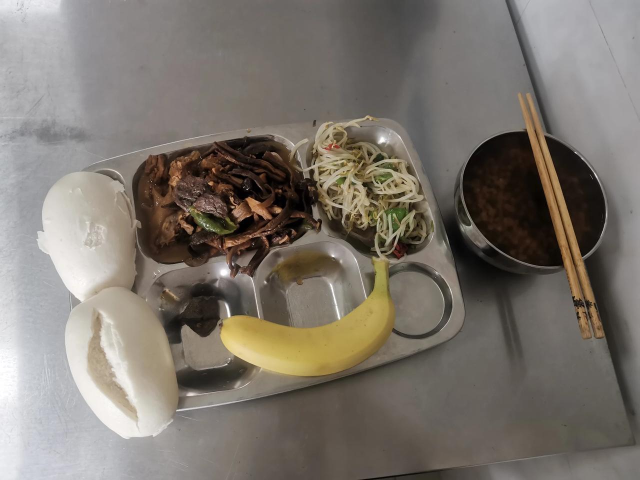 我们的食堂[加油]，绿豆汤，青菜鸡蛋汤，两个菜一荤一素，主食有馍，米饭随便吃，一