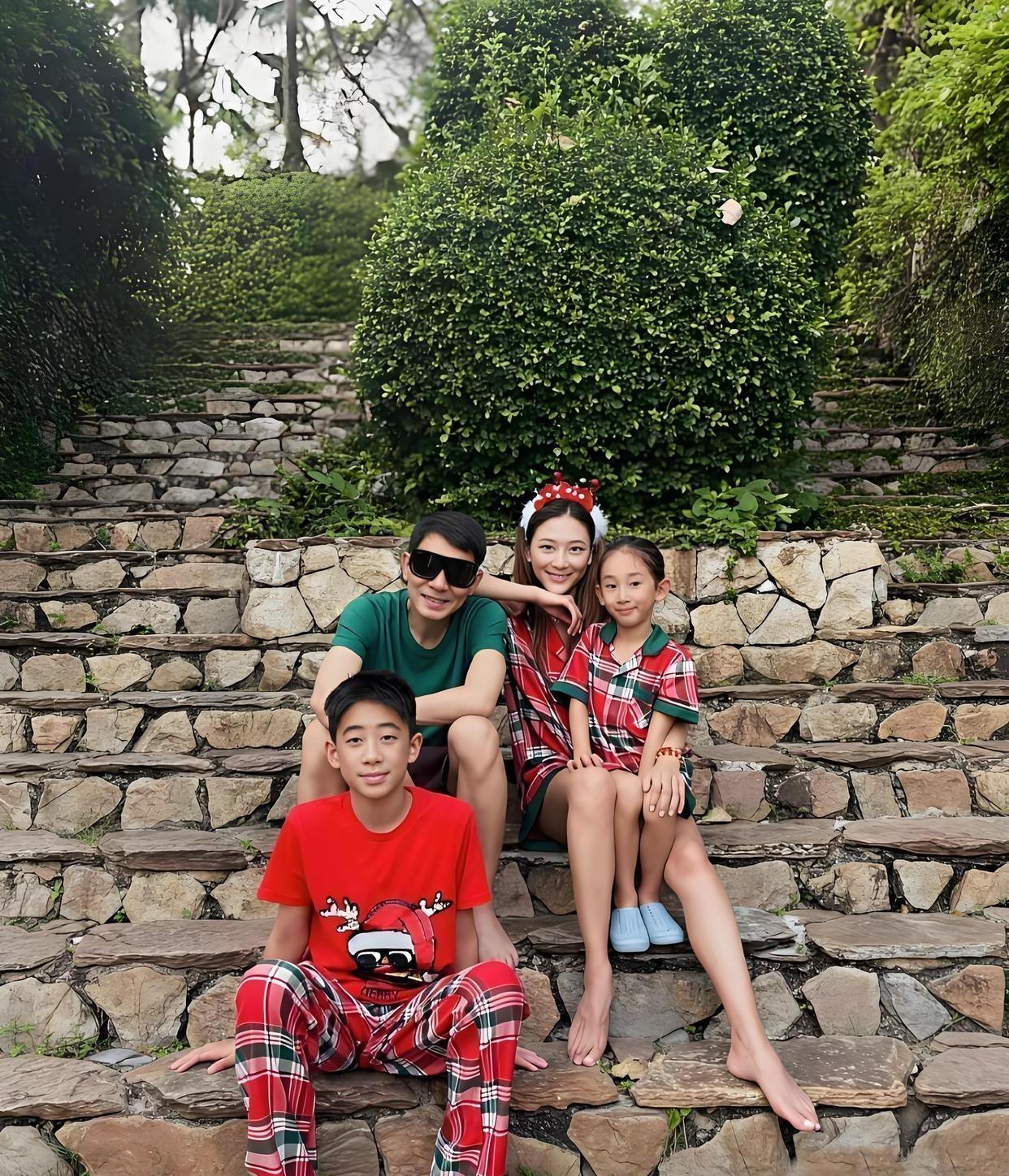 陈小春和应采儿一家四口晒全家福，原本温馨的氛围，没想到网友们的目光全被应采儿的光