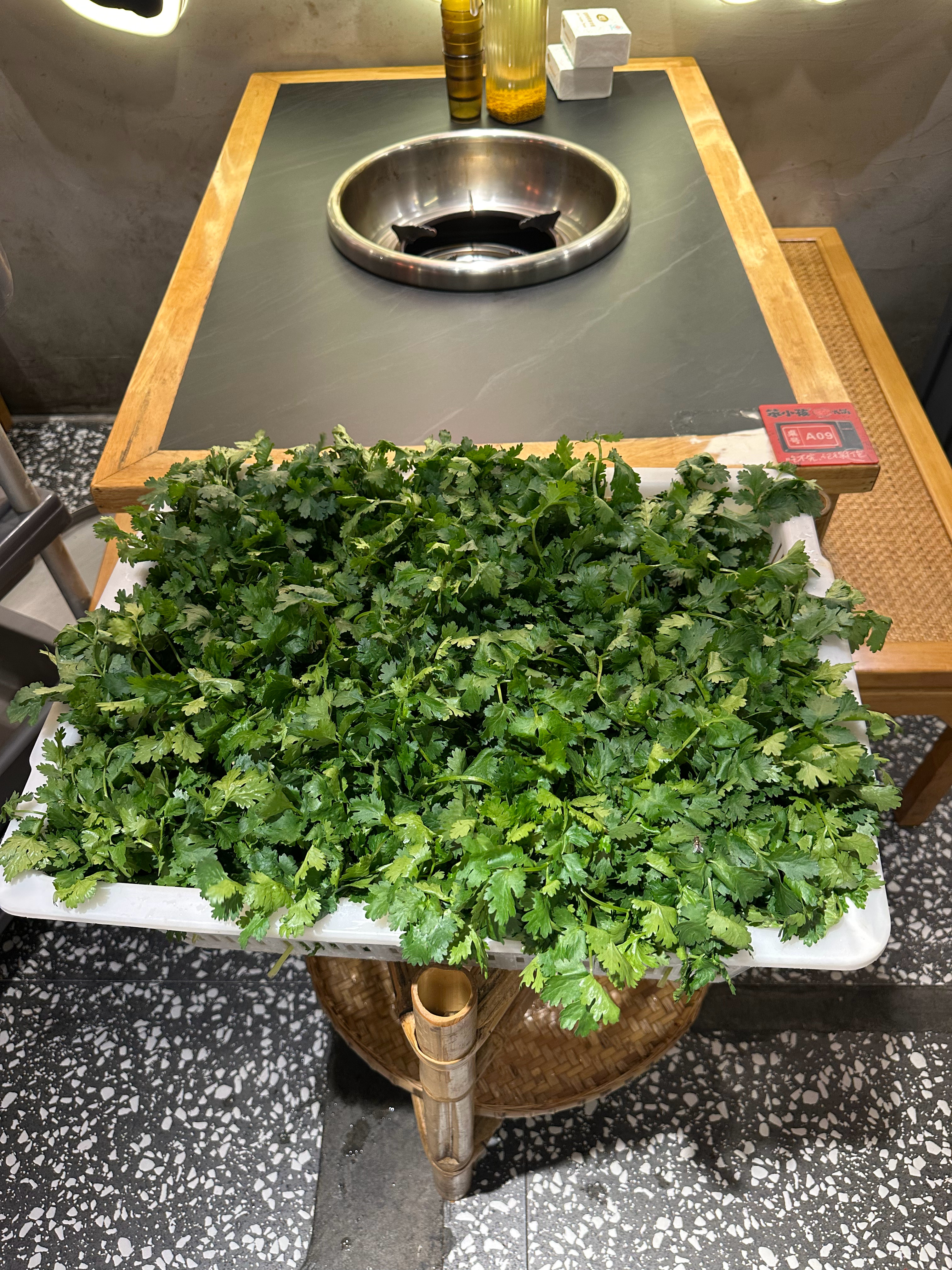 整框香菜和小葱烫火锅，巴适嘛。 成都·武侯