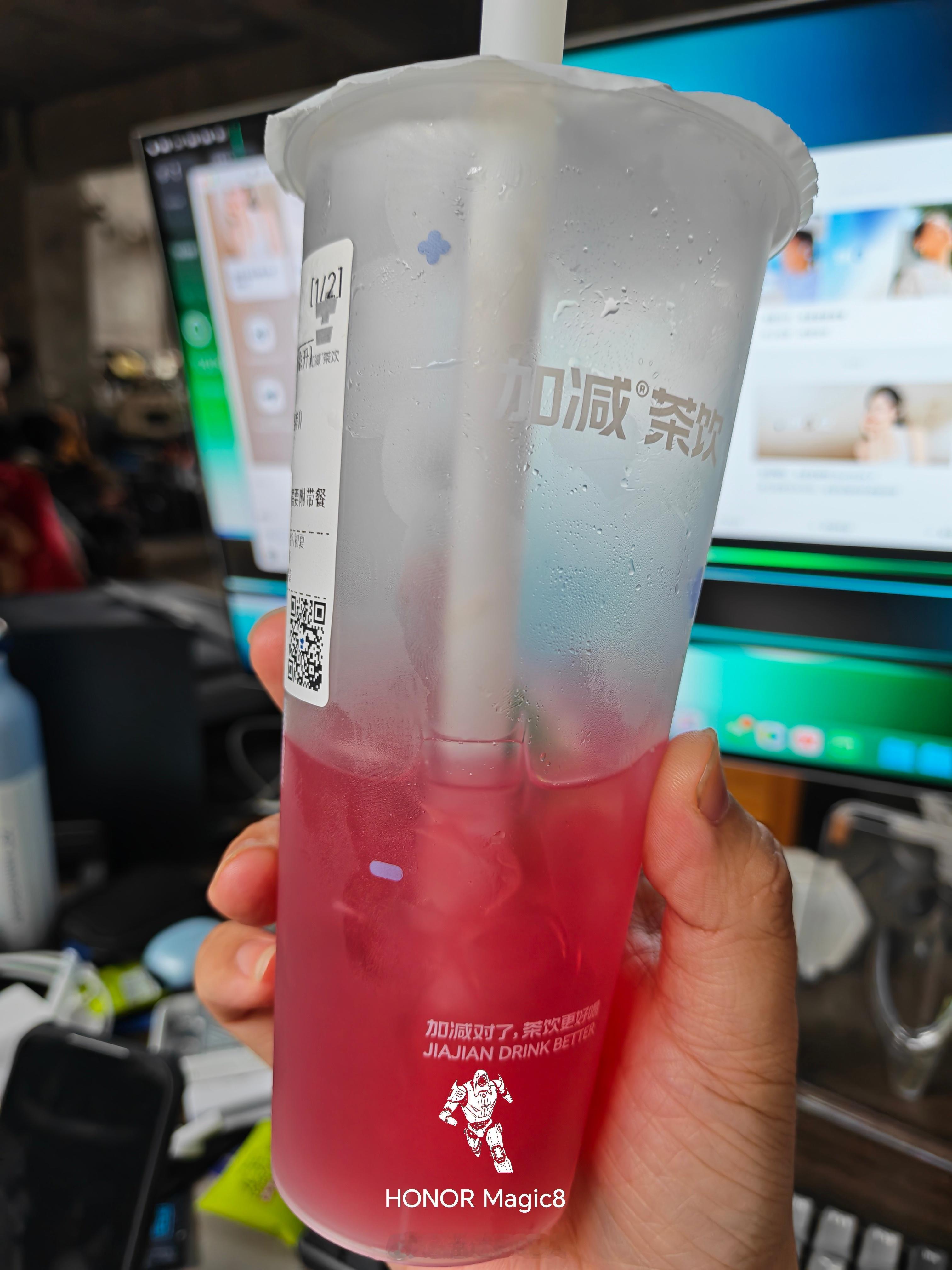 很喜欢吃杨梅我家的杨梅上果了，成熟应该还要很长时间，不过奶茶店的新品杨梅饮都上了