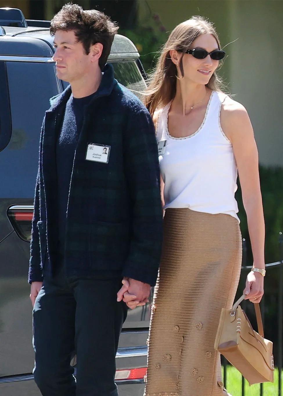 伊万卡的妯娌小 KK（Karlie Kloss）一直都没有随老公改姓啊
 她丈夫