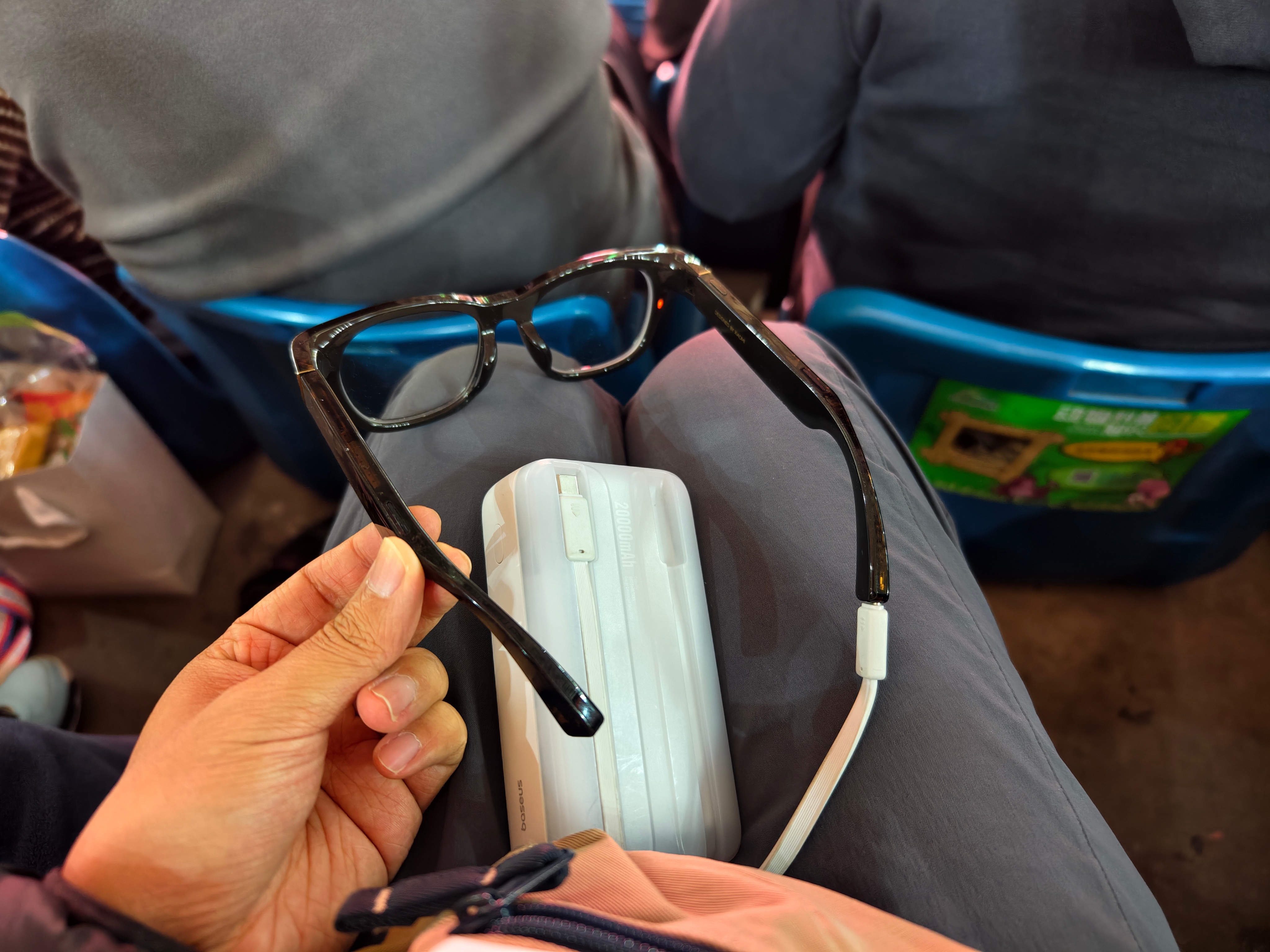 智能眼镜在路上充电，确实放在眼镜盒里是优雅一点。