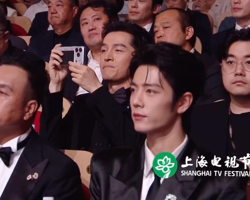就这么捡捡 这个镜头也超帅！！！肖战陪跑肖战西装单膝下跪