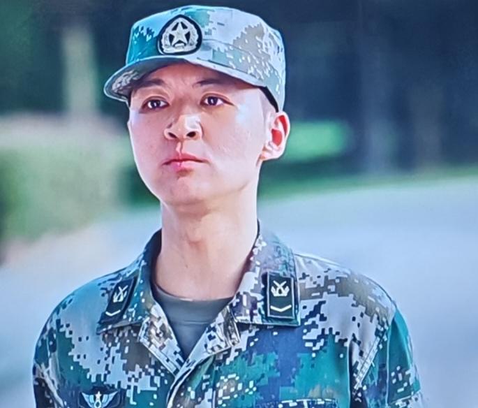正在播出的电视剧《兵自风中来》里，演员吴羽卿出演林一虎，是某部侦察班副班长，和欧