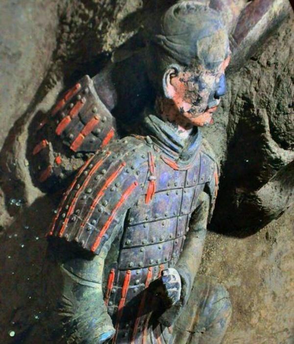 这是1974年秦始皇兵马俑刚刚出土时的样子，这些陶俑造型各异，身披铠甲，细节丰富