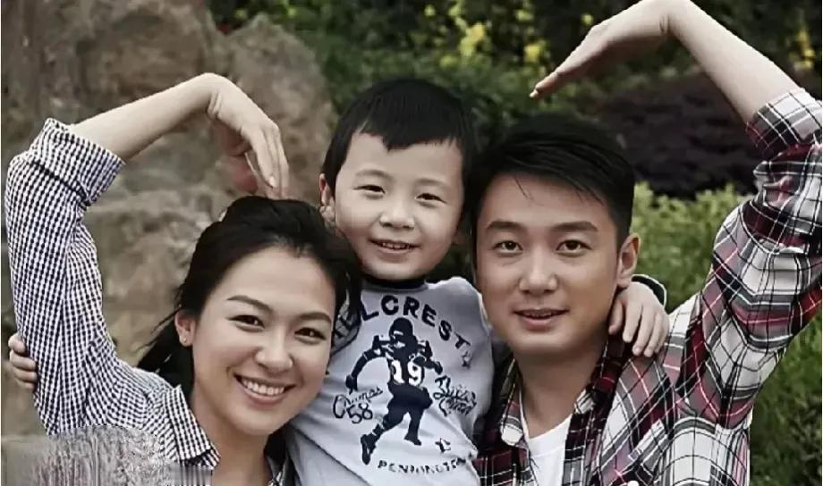 这照片应该是剧照。沈傲君笑容满面，这位帅哥叫巩峥，在央台做过主持人，后改行做演员