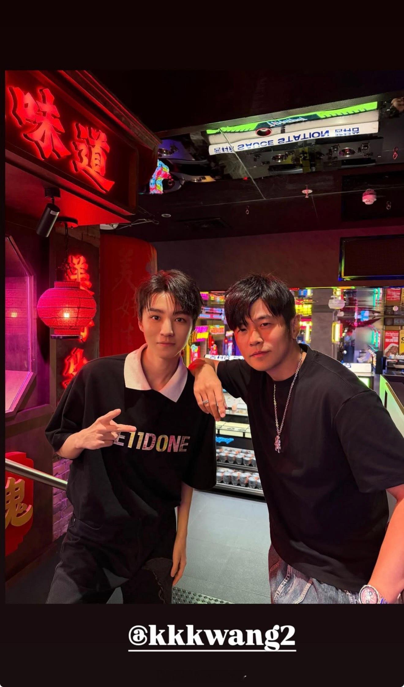 周杰伦晒与王俊凯合照周杰伦王俊凯又合照了 又幸福了小凯！ 