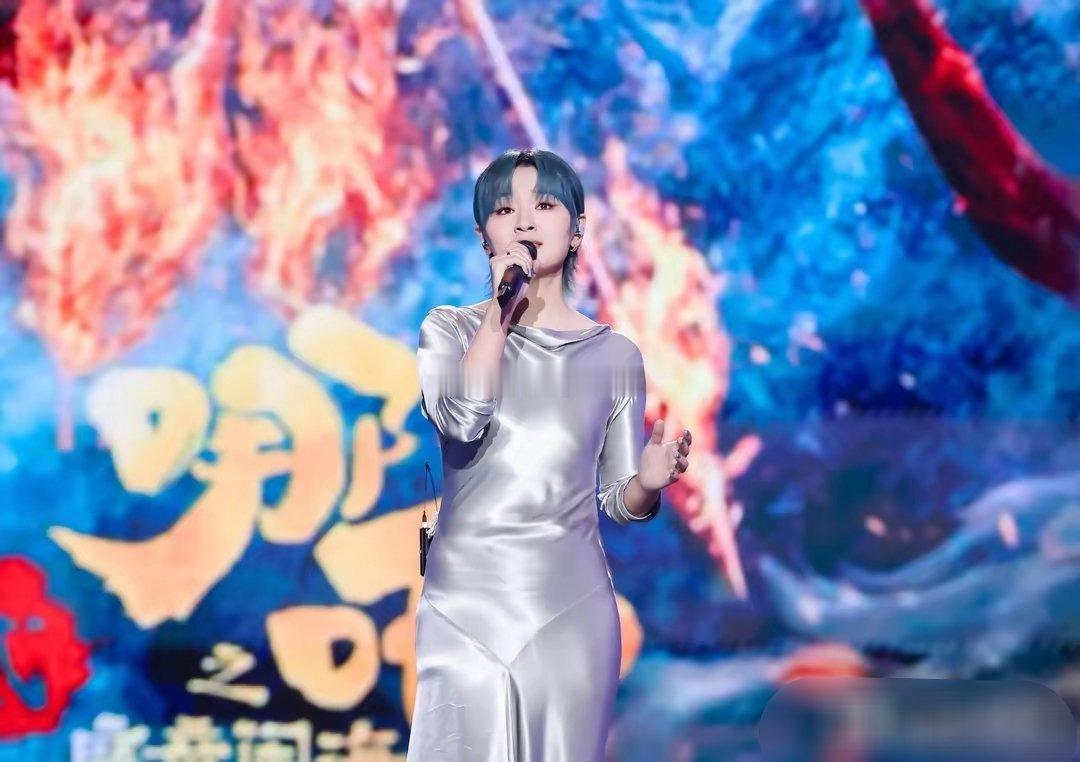 周笔畅出席重庆上合组织国家电影节闭幕式，一袭缎面裙女人味十足 ​​​
