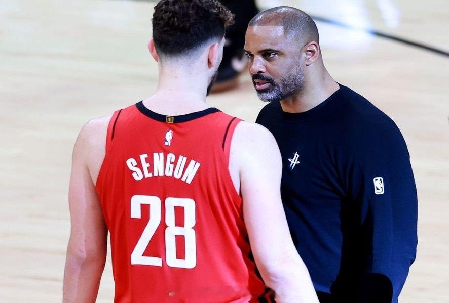 今日，前NBA球员路威在节目中谈到火箭主帅乌度卡公开点名申京在防守端被针对一事，