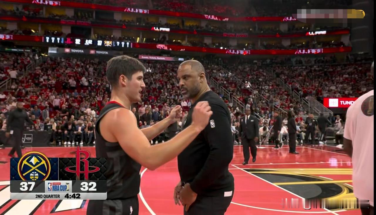 火箭超级新星谢波德真是主帅乌度卡眼中的香饽饽！在今天进行的火箭和掘金的强强对话中