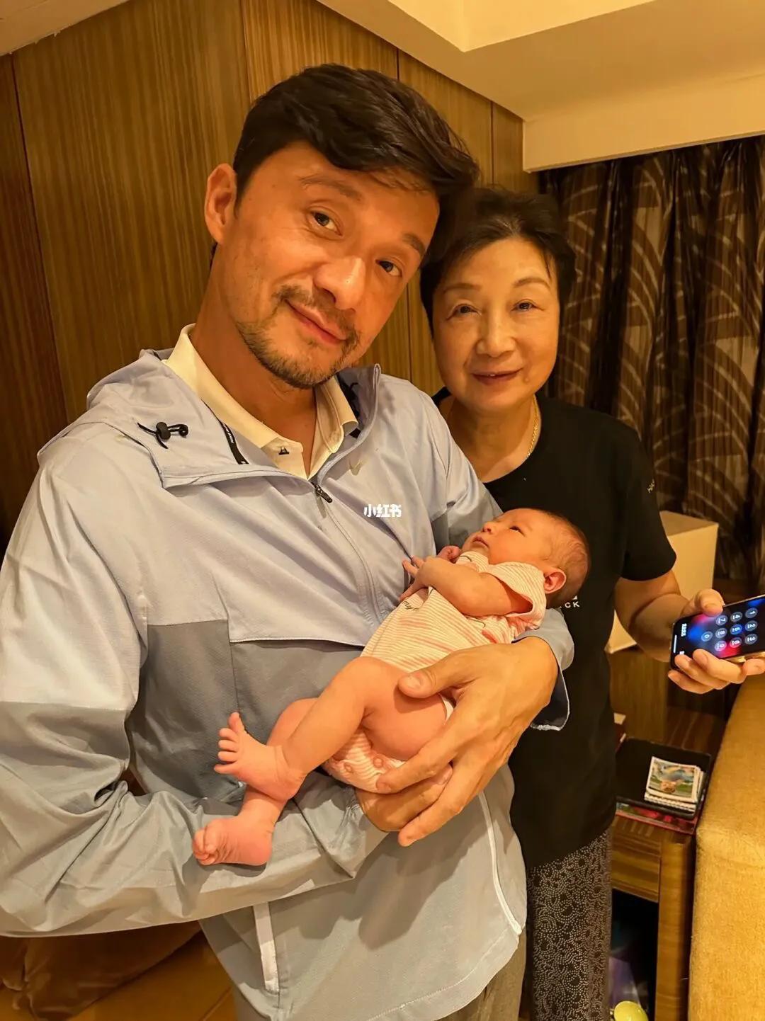 儿女双全的谢晖，和母亲一起，怀抱女儿，祖孙三代，齐乐融融，尽享天伦之乐，人生完美