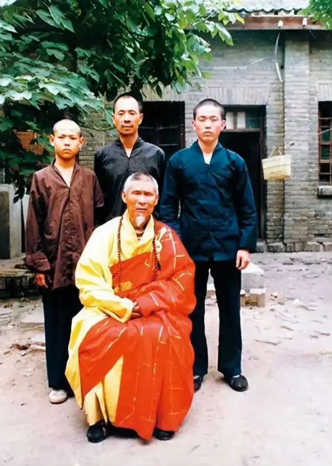 “花和尚”玩得这么花！ 释永信的师父行正法师9岁就双目失明，难怪识人不...