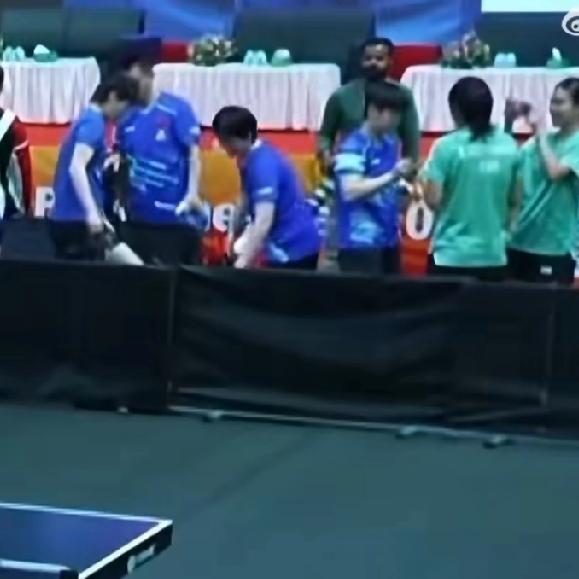  赛场上的“天线宝宝”！孙颖莎3-0横扫对手，呆毛随球跳动萌翻全场，赛后引对手追