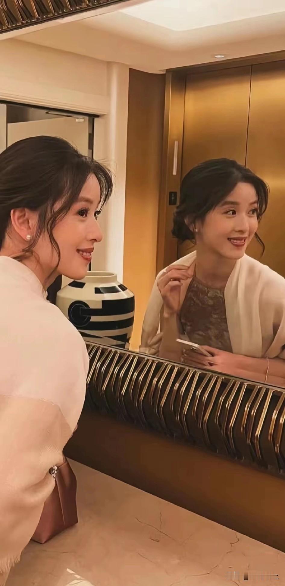 我问闺蜜：章泽天现在咋跟以前判若两人？哪还是当年那个奶茶妹妹？

闺蜜说：你没看